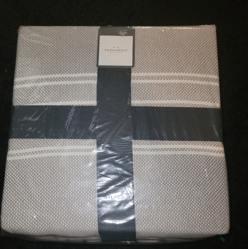 Threshold throw blanket